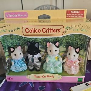 Calico Critters Tuxedo Cat Family Playset - Black, White, Pink, Blue